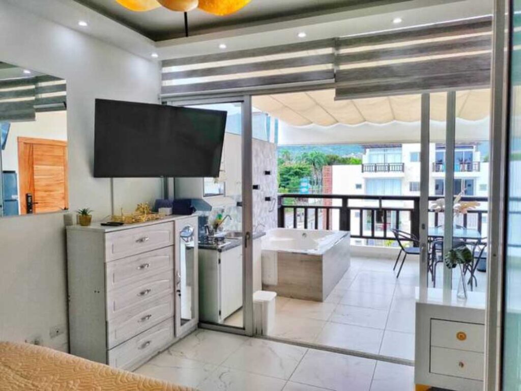 Lovely penthouse studio with Jacuzzi and pool