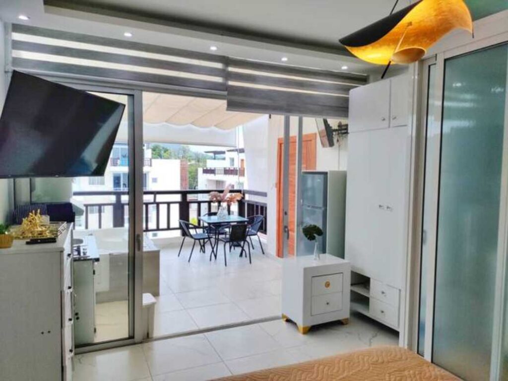 Lovely penthouse studio with Jacuzzi and pool