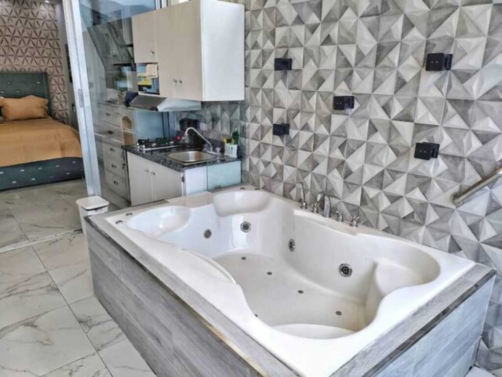 Lovely penthouse studio with Jacuzzi and pool