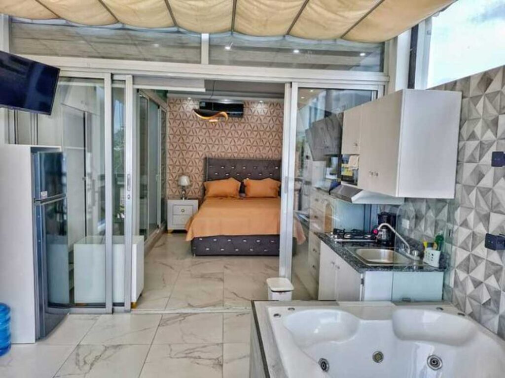 Lovely penthouse studio with Jacuzzi and pool