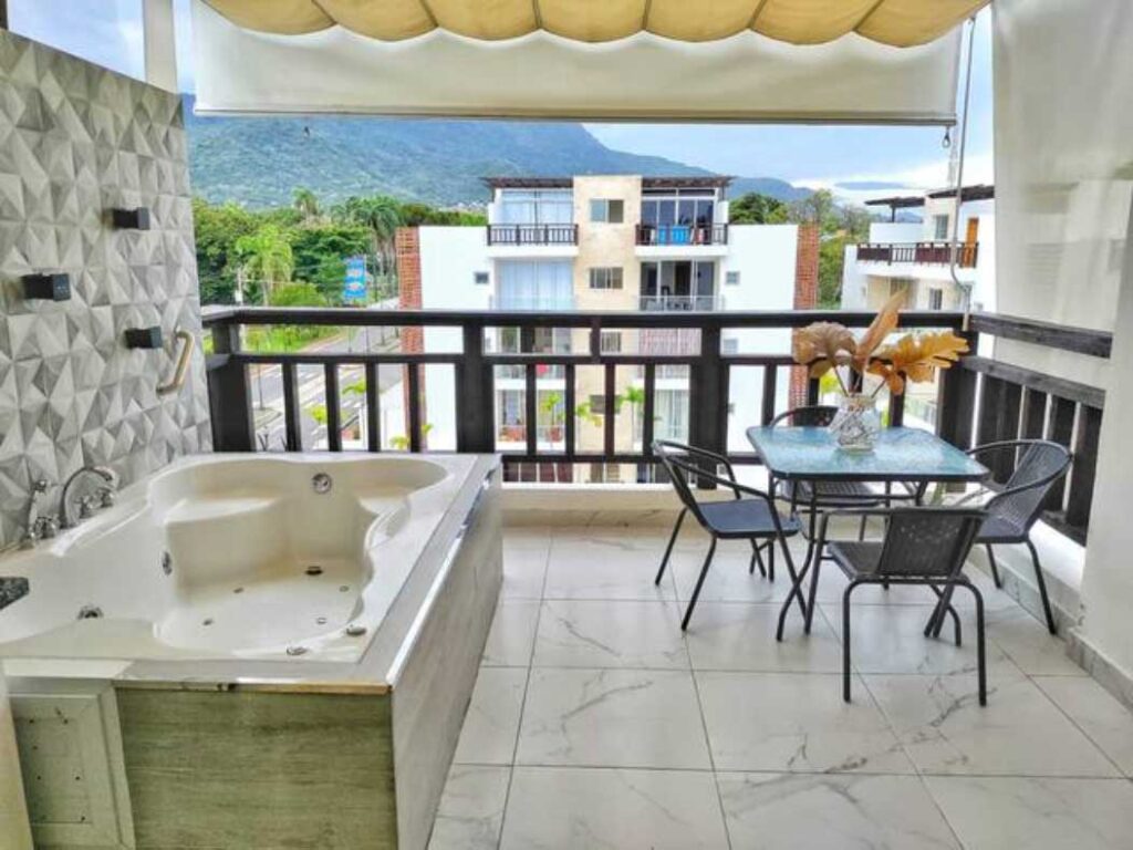 Lovely penthouse studio with Jacuzzi and pool