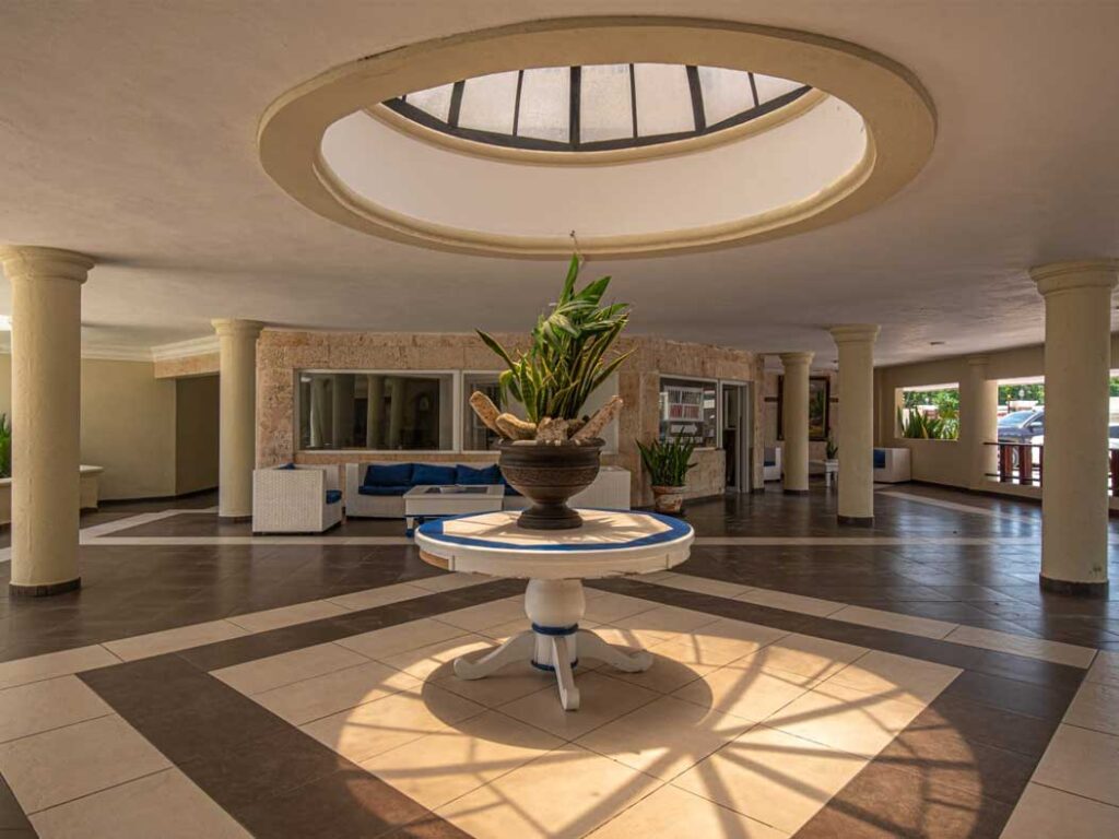 Ocean front 1-bedroom rental unit with pool