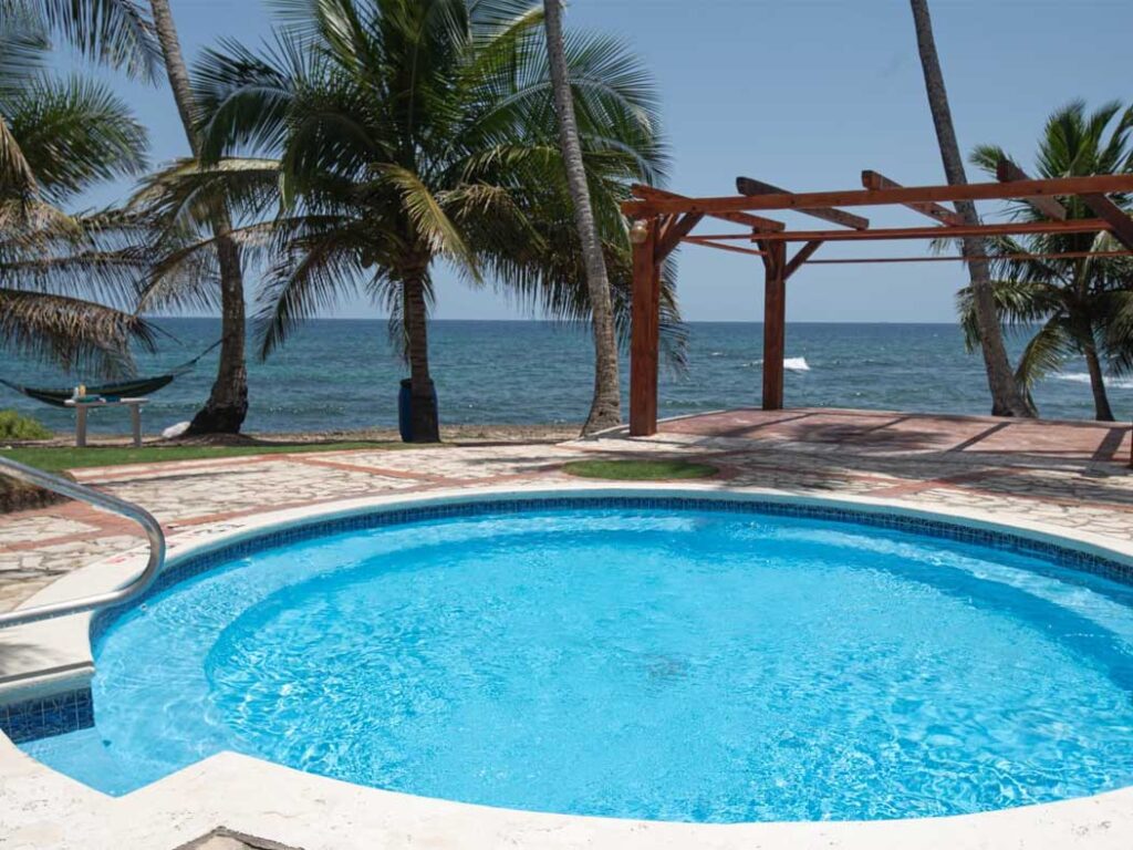 Ocean front 1-bedroom rental unit with pool