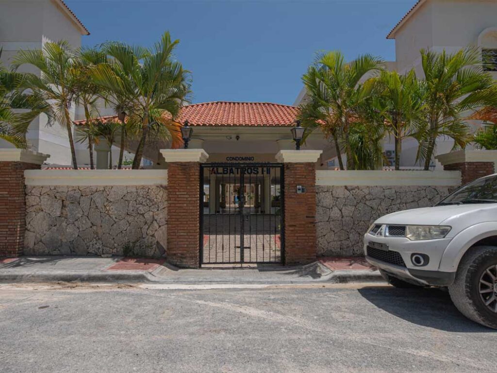 Ocean front 1-bedroom rental unit with pool