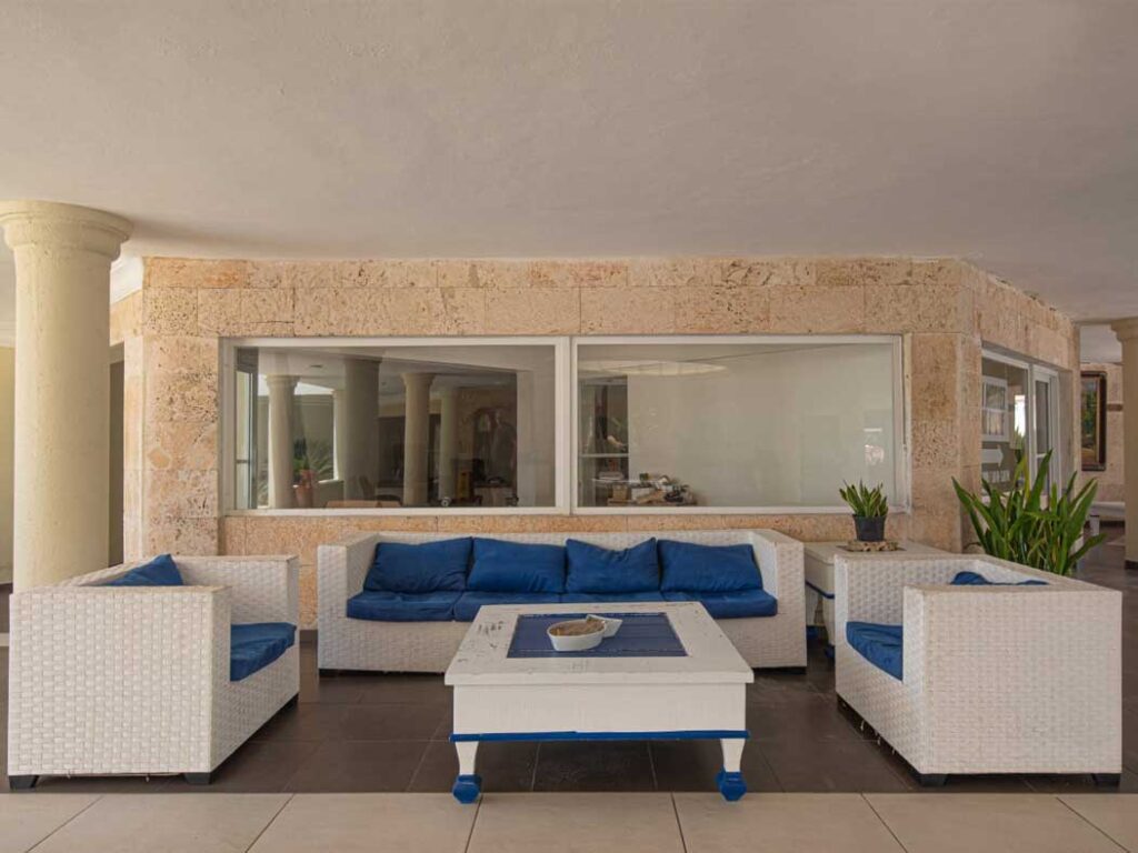 Ocean front 1-bedroom rental unit with pool