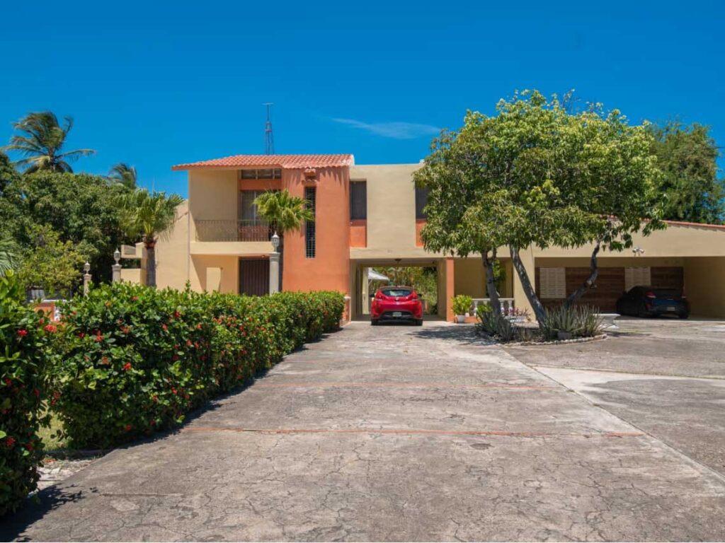 Villa with Pool, Jacuzzi & 3 minutes to the beach