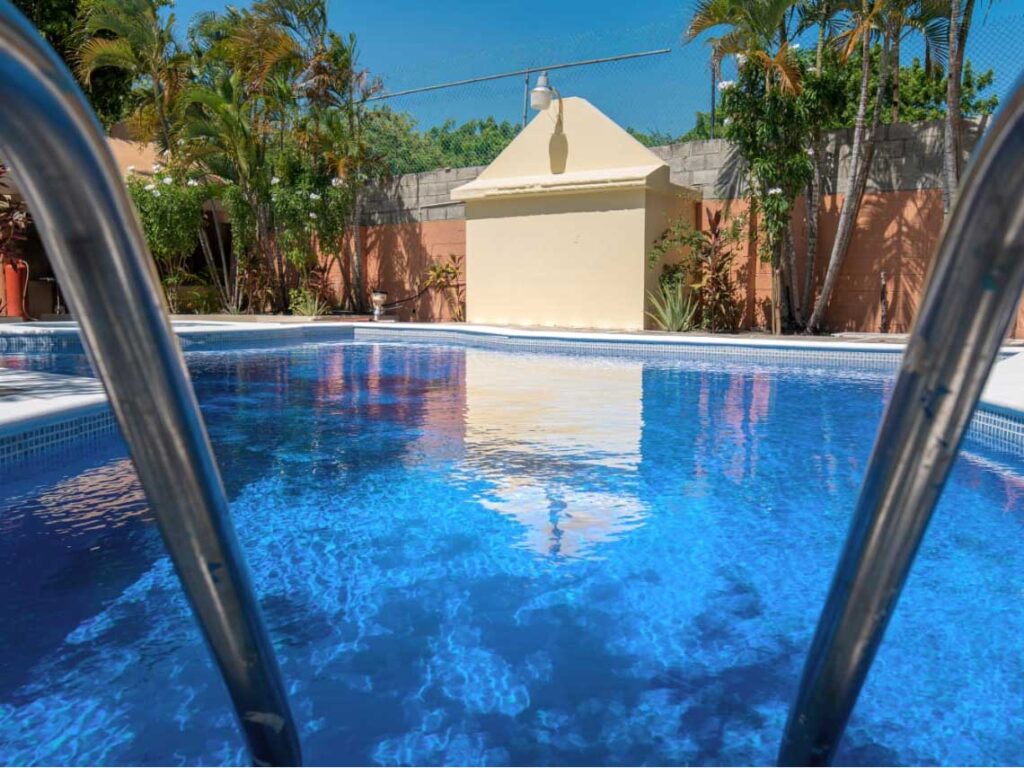 Villa with Pool, Jacuzzi & 3 minutes to the beach