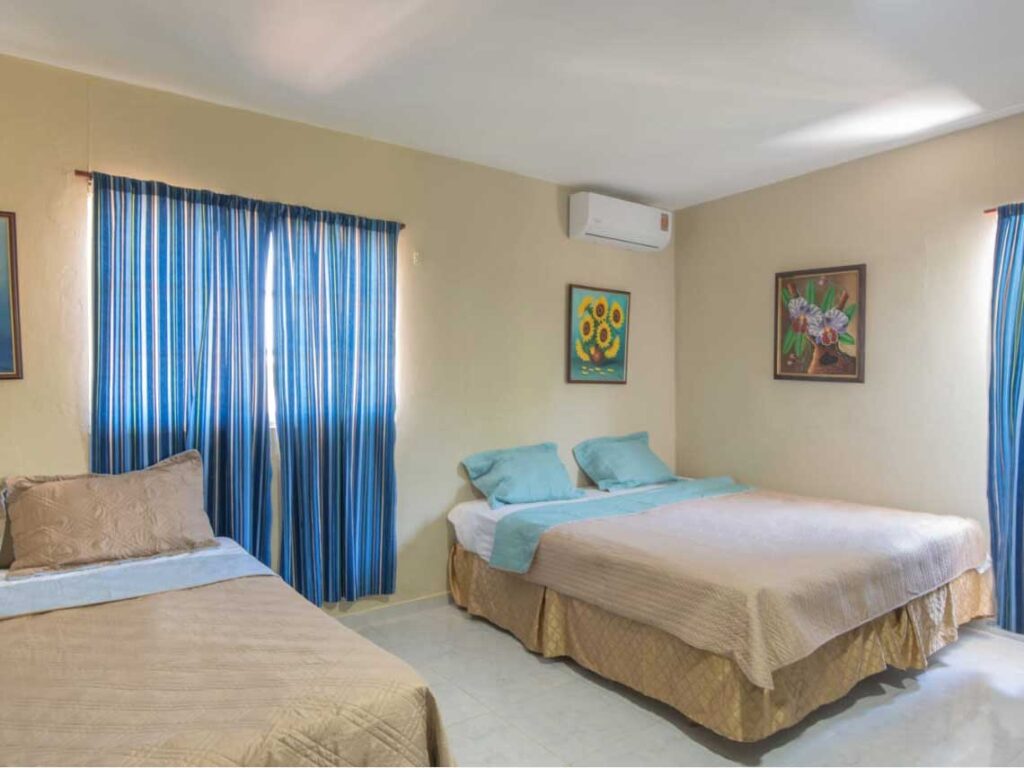 Villa with Pool, Jacuzzi & 3 minutes to the beach