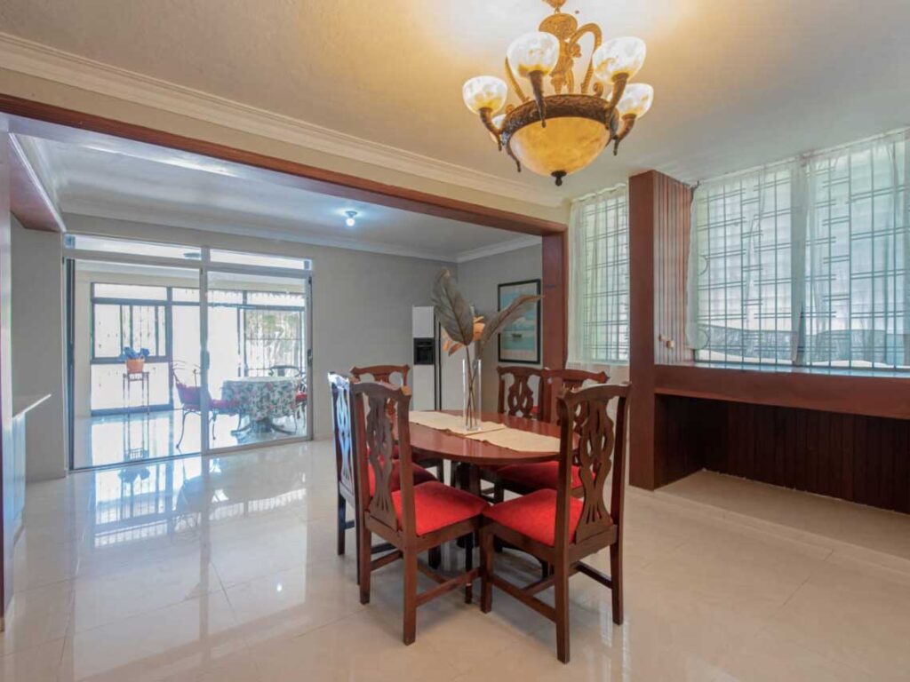 Villa with Pool, Jacuzzi & 3 minutes to the beach