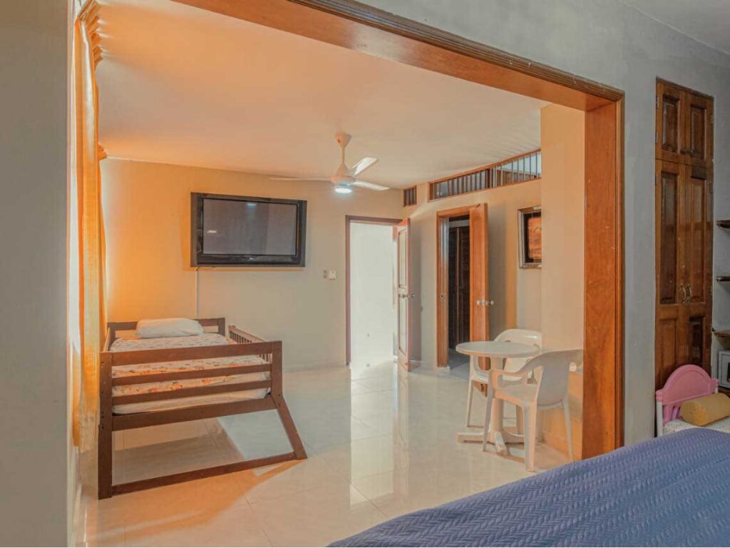 Villa with Pool, Jacuzzi & 3 minutes to the beach